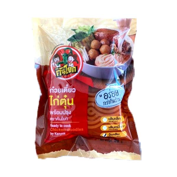 Instant ก๋วยเตี๋ยวไก่ตุ๋นเส้นวุ้นเส้น 95g package with tender chicken and herbs.