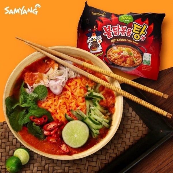 บะหมี่กึ่งสำเร็จรูป รสสตูร์สูตรไก่เผ็ด 145g ( แพค 5 ห่อ )